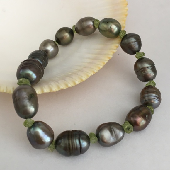 Peacock grey cultured freshwater pearl & natural peridot bracelet - Picture 3 of 6